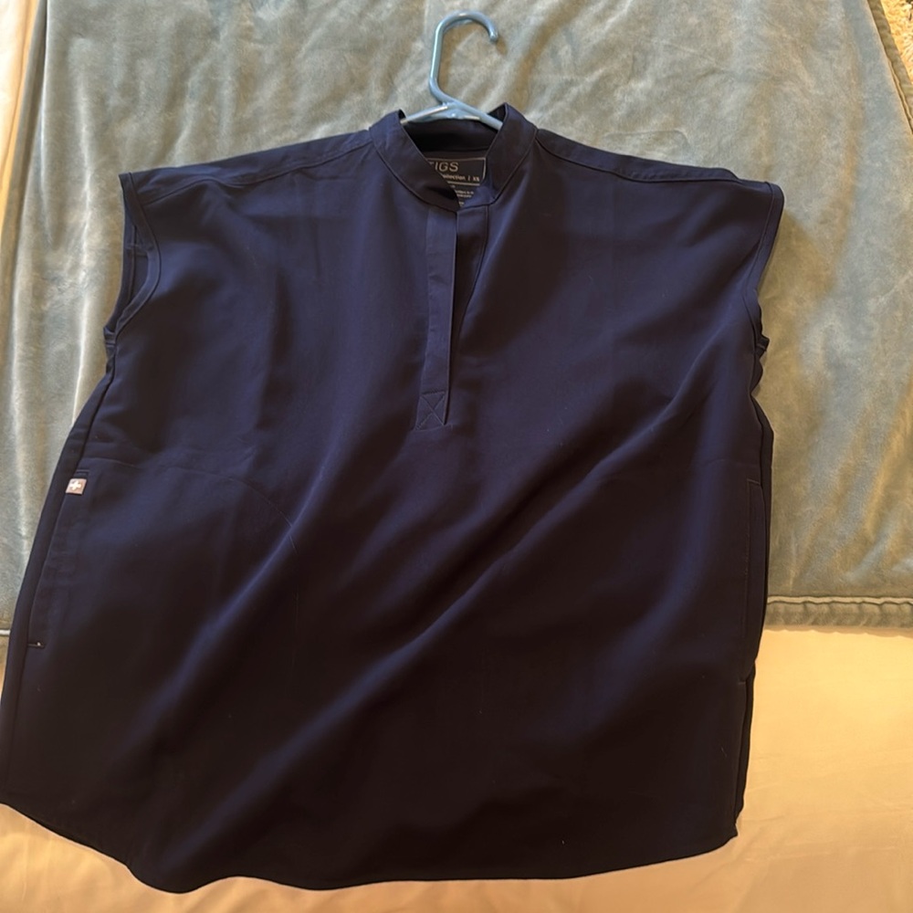 Rafaela oversized scrub top size xs color navy. worn once no stains or issues